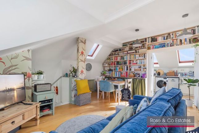 Triplex for sale in Fairhazel Gardens, South Hampstead, London