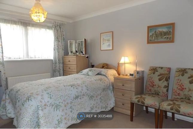 Flat, Garden Court Greenacres, London photo 5