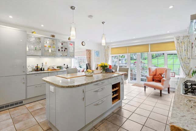 17, Park Close, Esher photo 3