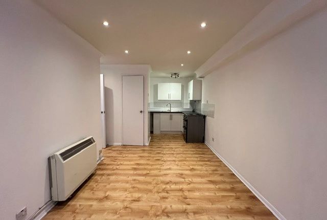 12, Amwell Court, Hoddesdon photo 3