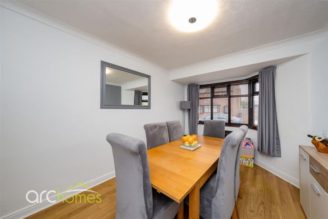 12 Manor Grove, Leigh photo 4