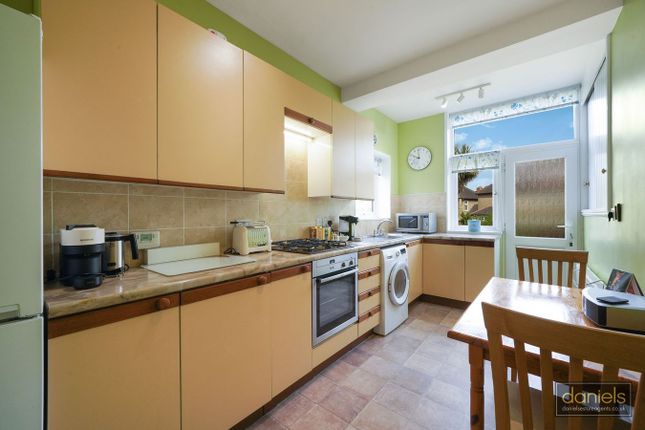 17, Irwin Gardens, London photo 5