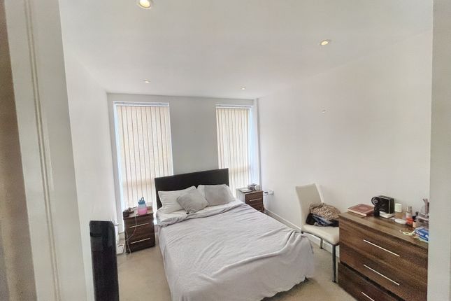 Flat to rent in Seven Sea Gardens, London