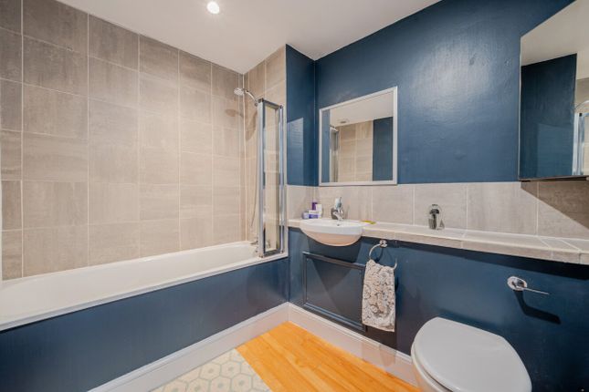 Flat A, 117, St John's Hill, London photo 4