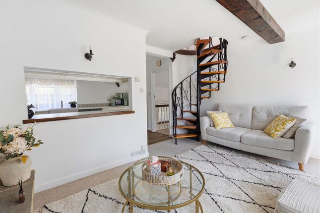 1 Burton Cottages Sandy Lane, Crawley photo 4