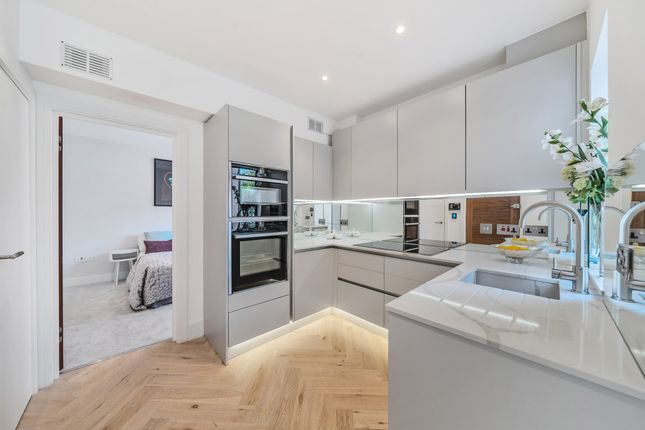 Flat for sale in Seven Sisters Road, London