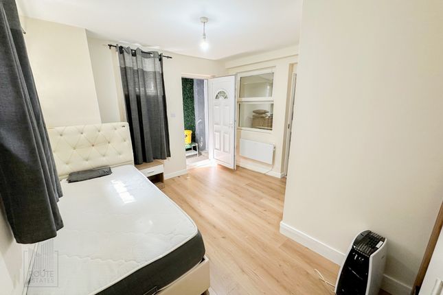 Flat to rent in Shrubland Road, London Fields