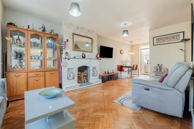 52, Culvers Avenue, Carshalton photo 4