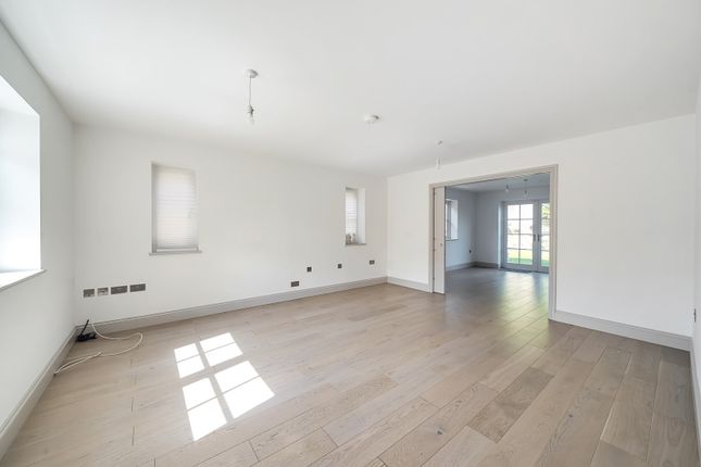 6, Lambourne Place, Uxbridge photo 2