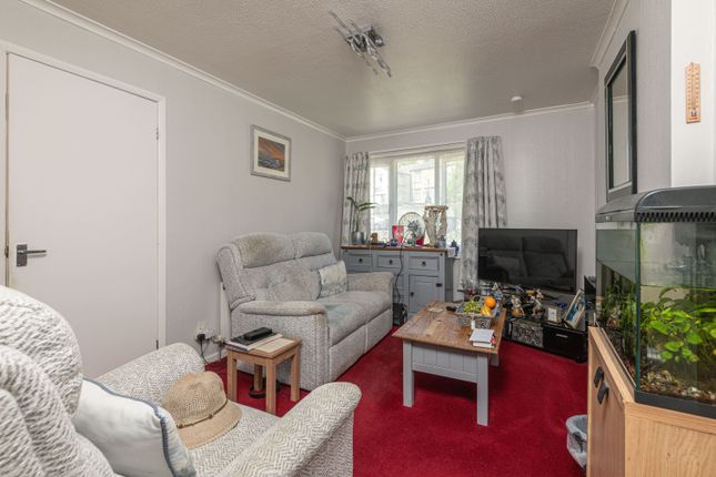 53, Acaster Drive, Bradford photo 4