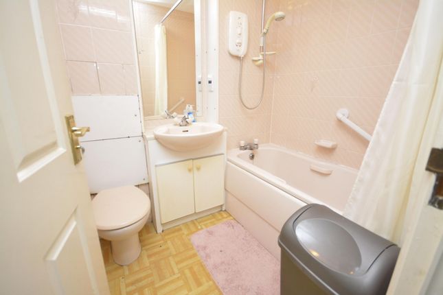 18 Lincoln Court Lower Robin Hood Lane, Frodsham photo 4