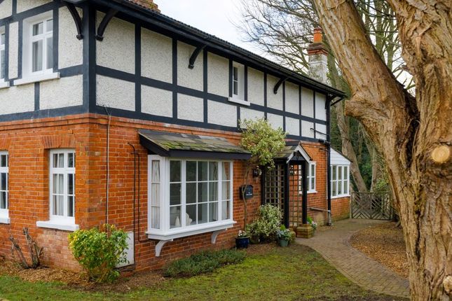 Royal Cottages, The Old Cricket Common, Cookham Dean photo 2