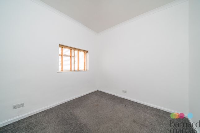 Flat to rent in High Road, London