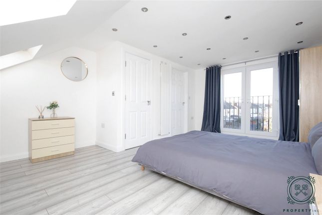 Flat to rent in The Roundway, Haringey