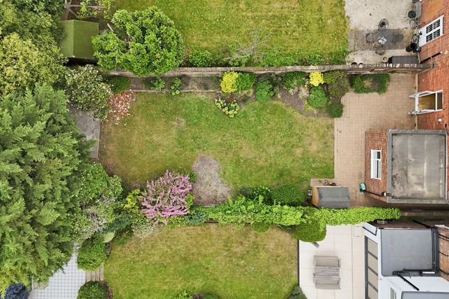 Flat Flat 2, 32, Avenue Gardens, London photo 2