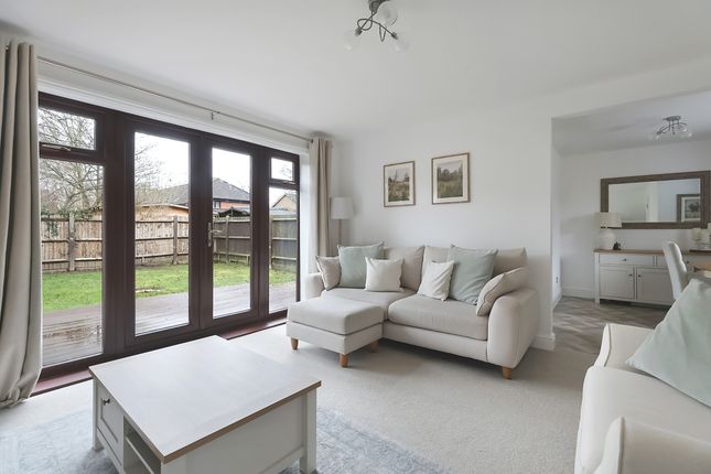 5, Middlefield, Surrey photo 2