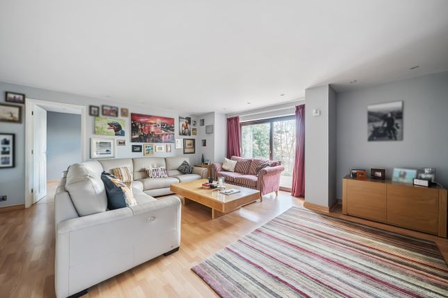 13, The Brambles, Surrey photo 2