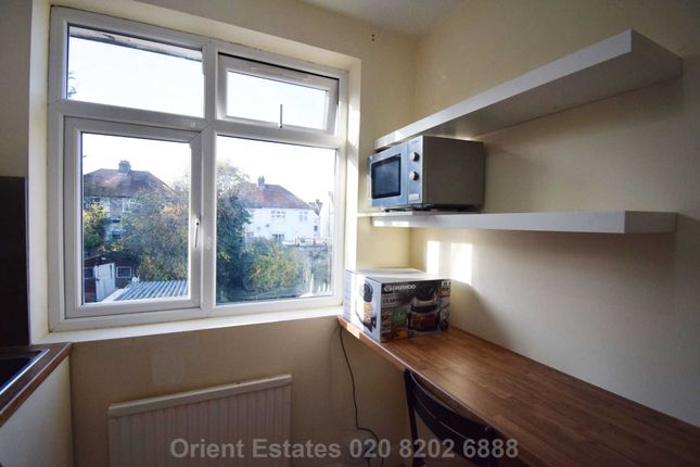 Room to rent in Clovelly Ave, Colindale