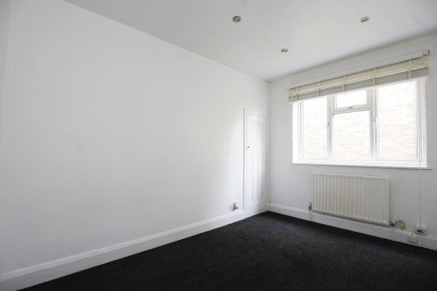 Flat to rent in Eastcote Grove, Southend-On-Sea