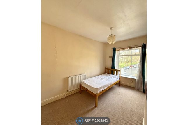 Flat, Harrogate Road Rawdon, Leeds photo 5