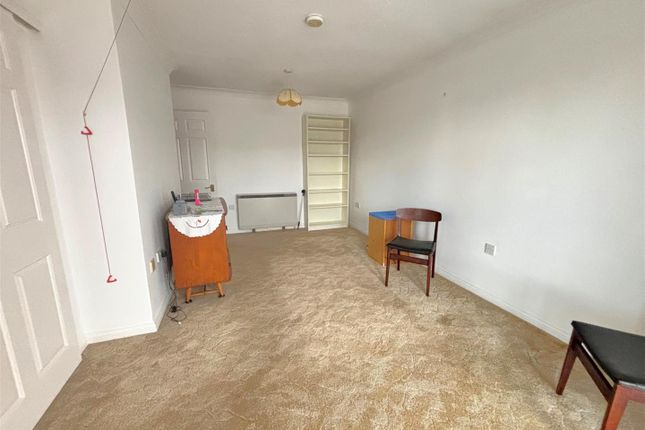 Flat 46, St. Georges Court, Addlestone photo 3