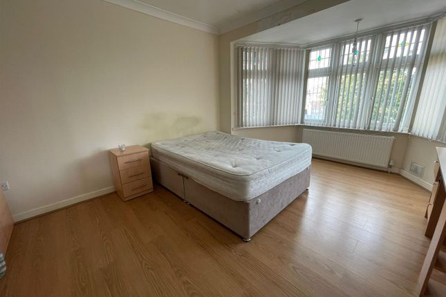 Room to rent in Broad Walk, Heston, Hounslow