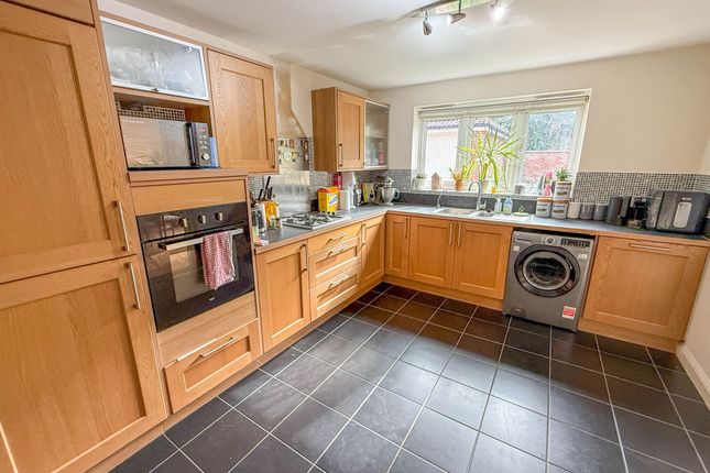 51 Wellsfield, Bushey photo 3