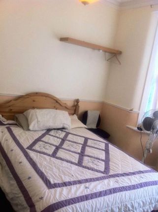 Swell double bedroom near the Upton Park London Underground Station, Plashet Grove, London photo 2