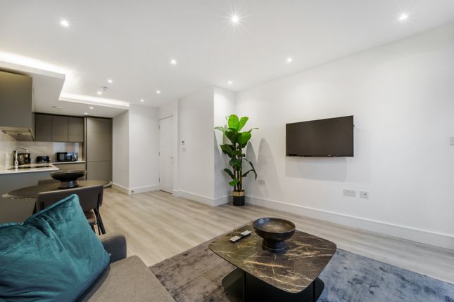 Flat to rent in Akron House, New Horizons Court, Brentford