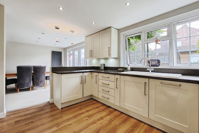 12, Reeds Hill, Bracknell photo 3