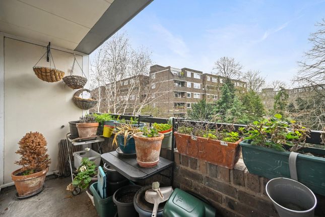 2-bed flat on 15, Romulus Court, 1, Justin Close, Brentford, £375,000