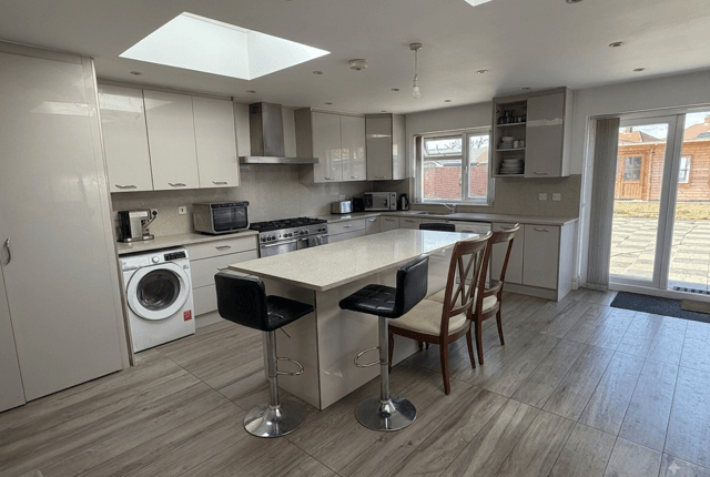 Broad Walk, HOUNSLOW photo 5