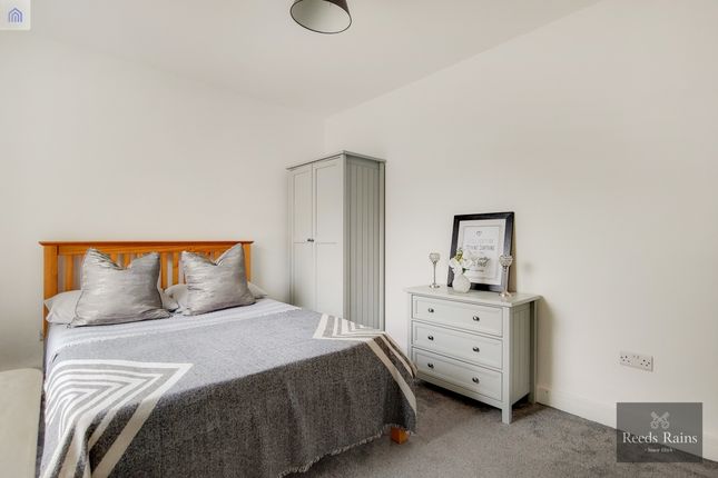 Flat 16 Key House,, Bowling Green Street, London photo 3