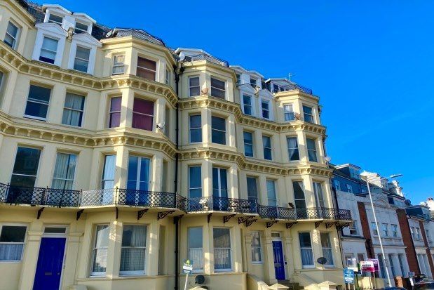 Thumbnail Flat to rent in 10 Queens Gardens, Eastbourne