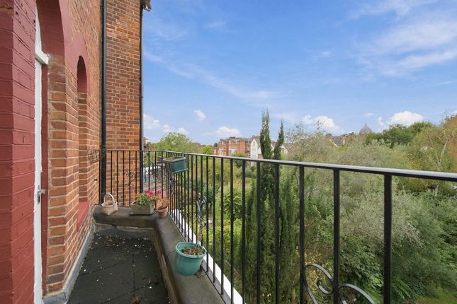10C, Greencroft Gardens, London photo 2