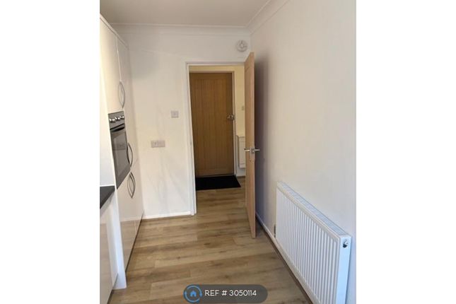 Flat, Morris Court Oakdene Road, Redhill photo 4