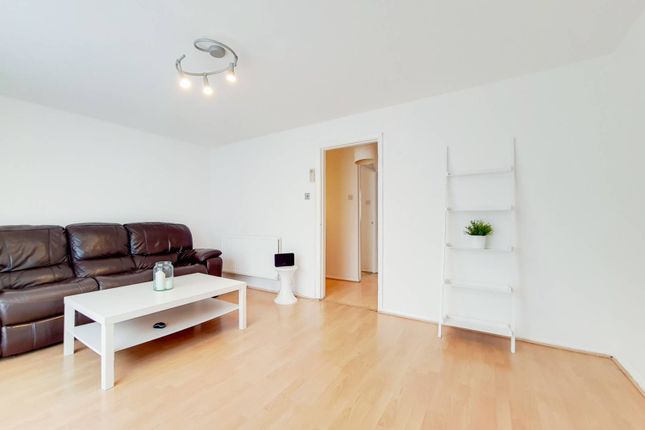 Flat to rent in Belcroft Close, Bromley