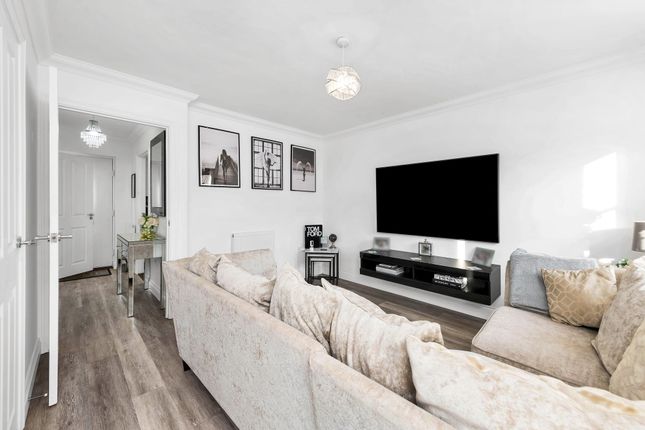 14 Clover Way, Royston photo 2