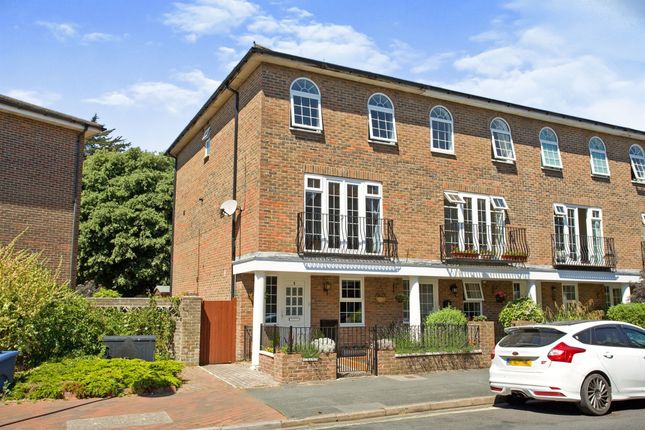 Thumbnail Town house for sale in Queens Road, Gosport