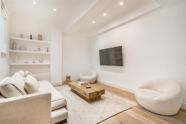 Flat 26 York House, 1, Eastcastle Street, London photo 3