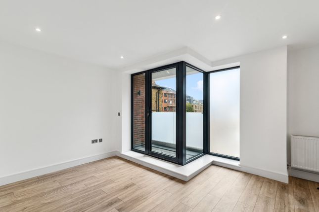 Flat 3, 22, Upper Square, Isleworth photo 2