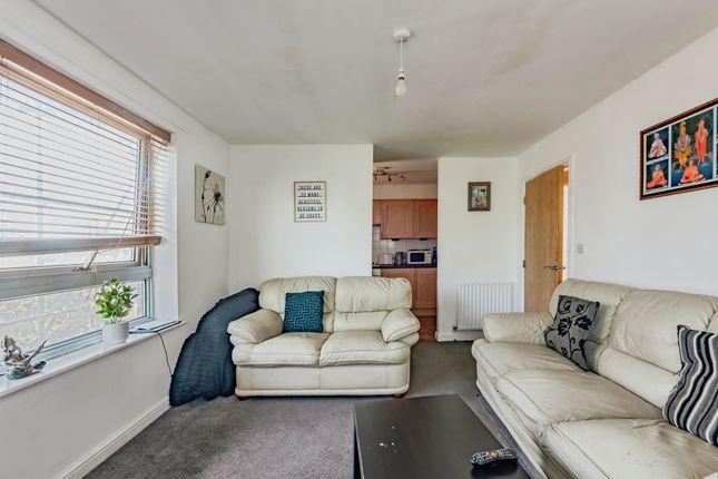 Flat 15, Bader Court, Five Acres, Crawley photo 3