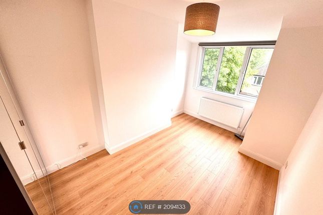 Thumbnail Room to rent in Queens Avenue, London
