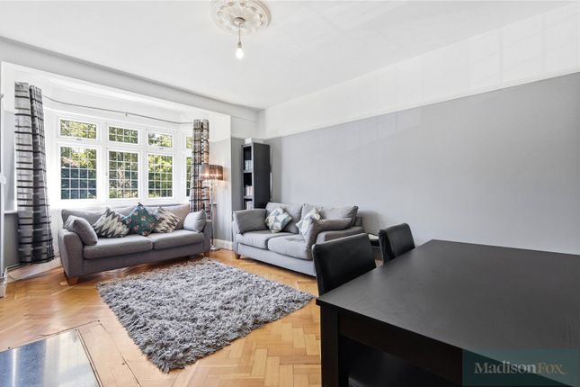 33, Grange Court, Loughton photo 2