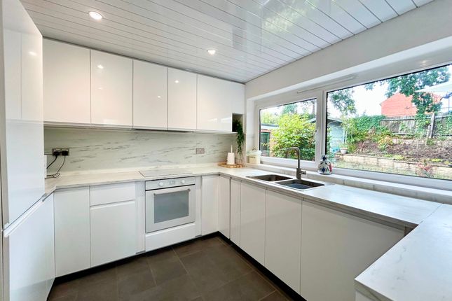 12 Beam Hollow, Farnham photo 2