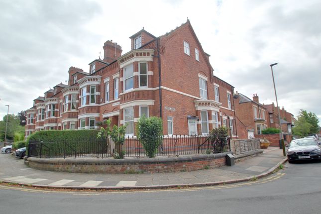Flat to rent in North Avenue, Leicester