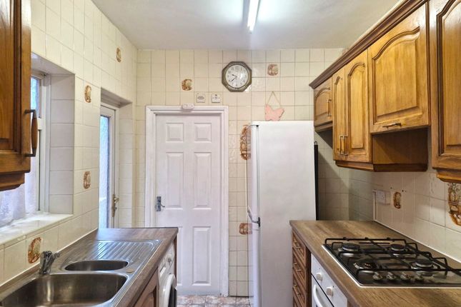 30, Raynham Terrace, Edmonton photo 3