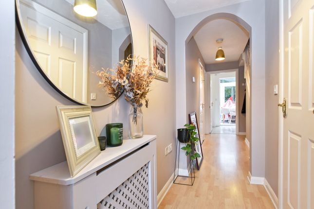 19, Glebe Court, Leeds photo 4