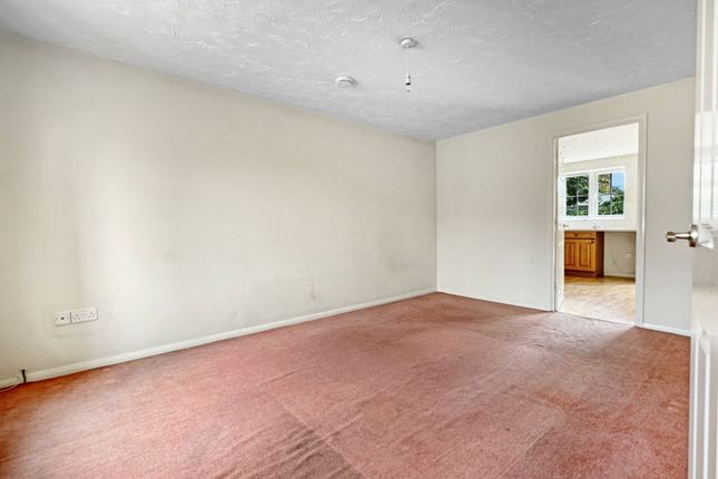 4 Warren Chase, Ipswich photo 3