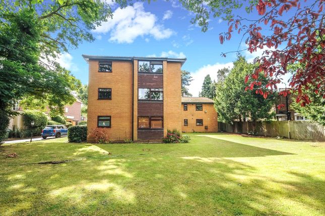 Flat to rent in Rydens Road, Walton-On-Thames
